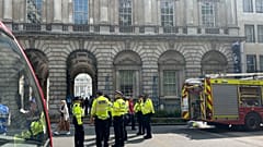 Les services d'urgence à l'extérieur de Somerset House au centre de Londres, le 17 août 2024