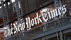 New York Times gazetesinin logosu binanın girişinde görülüyor, 6 Mayıs 2021