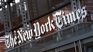 New York Times gazetesinin logosu binanın girişinde görülüyor, 6 Mayıs 2021