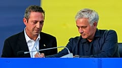 Fenerbahçe Başkanı Ali Koç (Solda) takımın yeni teknik direktörü Jose Mourinho ile mukavele yapıyor, 2 Haziran 2024