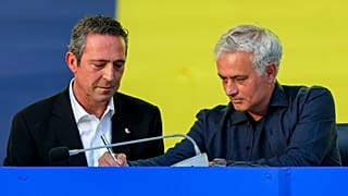 Fenerbahçe Başkanı Ali Koç (Solda) takımın yeni teknik direktörü Jose Mourinho ile mukavele yapıyor, 2 Haziran 2024