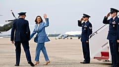 Kamala Harris, Maryland'deki hava üssünde askerleri selamlıyor, 16 Ağustos 2024