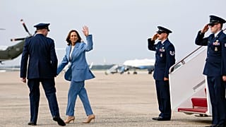 Kamala Harris, Maryland'deki hava üssünde askerleri selamlıyor, 16 Ağustos 2024
