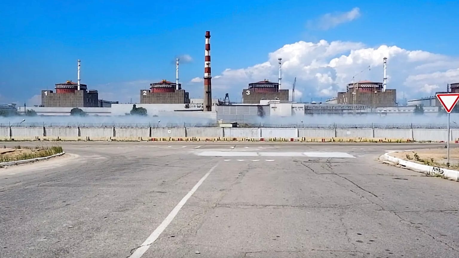 Rusya'nın askeri kontrolündeki bölgede yer alan Zaporijya Nükleer Santrali'nin genel görünümü, 2022.
