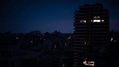 العاصمة بيروت غارقة في الظلام بسبب انقطاع التيار الكهربائي، لبنان، يوم الاثنين 6 يوليو 2020. 