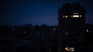 العاصمة بيروت غارقة في الظلام بسبب انقطاع التيار الكهربائي، لبنان، يوم الاثنين 6 يوليو 2020. 