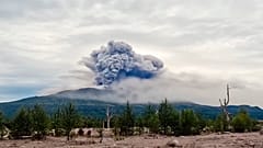 Über dem Vulkan Schiwelutsch entwickelte sich eine bis zu acht Kilometer hohe Aschewolke.
