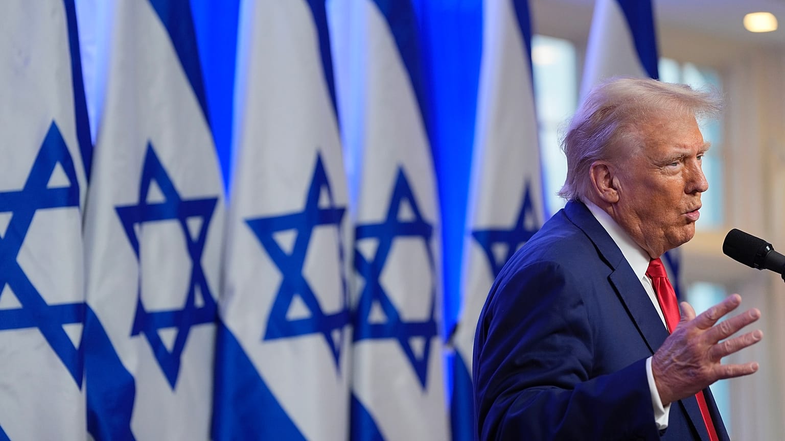 Donald Trump, 15 Ağustos 2024 Perşembe günü Bedminster, New Jersey'deki Trump Ulusal Golf Kulübü'nde antisemitizmle mücadele konulu bir etkinlikte konuşurken görüntüleniyor
