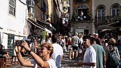 Touristen besuchen die Altstadt von Sintra, Portugal, 9. August 2024