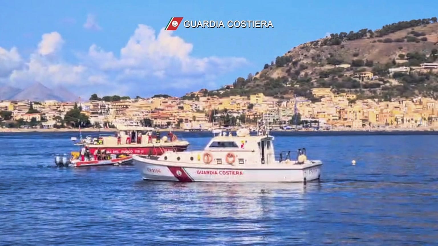 Cette photo tirée d'une vidéo publiée par les garde-côtes italiens le lundi 19 août 2024, montre les opérations de sauvetage près de Palerme, en Sicile