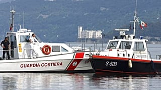 Des carabiniers et des bateaux des garde-côtes italiens inspectent les eaux du golfe de Trieste, en Italie, le jeudi 25 juin 2008.