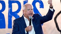 Demokratların başkan yardımcısı adayı Tim Walz, Rochester, Pa., 18 Ağustos 2024.