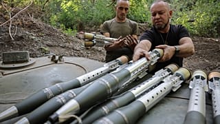 جنود اللواء الميكانيكي 24 لإطلاق مركبة مشاة قتالية BRM1k باتجاه المواقع الروسية بالقرب من بلدة تشاسيف يار، في منطقة دونيتسك، أوكرانيا