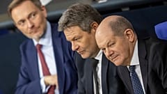 Le chancelier allemand Olaf Scholz (à droite) et ses partenaires de coalition