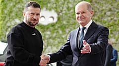 Ο Πρόεδρος της Ουκρανίας Volodymyr Zelenskyy, αριστερά, καλωσορίζεται από τον Γερμανό Καγκελάριο Olaf Scholz στην ομοσπονδιακή Καγκελαρία, στο Βερολίνο, Κυριακή 14 Μαΐου 2023.
