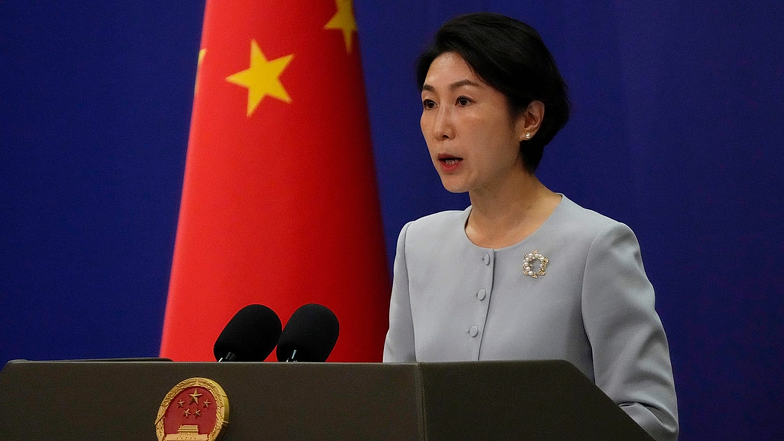 La portavoce del Ministero degli Esteri cinese Mao Ning durante una conferenza stampa presso il Ministero degli Affari Esteri a Pechino, 19 agosto 2024