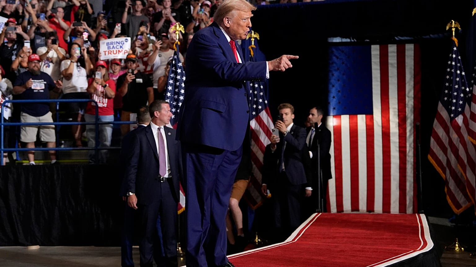 Cumhuriyetçilerin başkan adayı Donald Trump seçim kampanyasında konuşuyor, Wilkes-Barre, Pa., 17 Ağustos 2024.