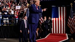 Cumhuriyetçilerin başkan adayı Donald Trump seçim kampanyasında konuşuyor, Wilkes-Barre, Pa., 17 Ağustos 2024.