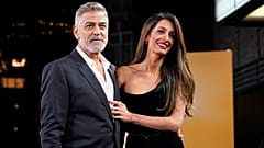George Clooney ve eşi Amal Clooney, 'The Boys In The Boat' filminin gösteriminde kameralara poz veriyor, 3 Aralık 2023.