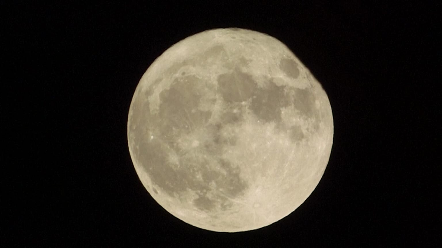 Ein Supermond kann größer wirken als ein normaler Vollmond.