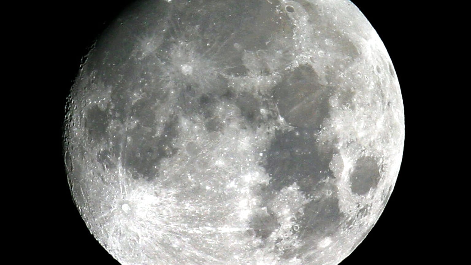 Super Lua Azul: O que é e quais os melhores sítios para ver a superlua na Europa?