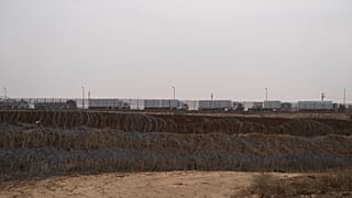شاحنات تحمل الإمدادات الإنسانية لقطاع غزة على الجانب المصري، عند معبر كرم أبو سالم.