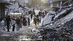 İsrail'in Gazze Şeridi'ne yönelik hava ve kara saldırısı nedeniyle yerlerinden edilen Filistinliler sokaklarda yürüyor. (Arşiv fotoğraf)