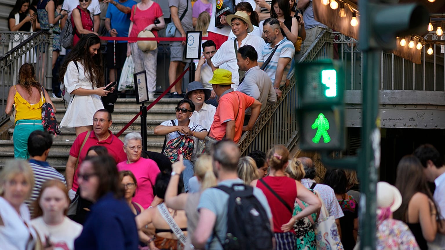 Turistler Santa Justa asansörüne binmek için sırada bekliyor, Lizbon, 4 Temmuz 2023.