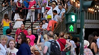 Turistler Santa Justa asansörüne binmek için sırada bekliyor, Lizbon, 4 Temmuz 2023.