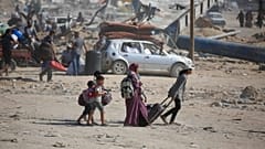 عائلات فلسطينية تنزح بعد صدور أوامر إسرائيلية بالإخلاء.