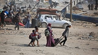 عائلات فلسطينية تنزح بعد صدور أوامر إسرائيلية بالإخلاء.