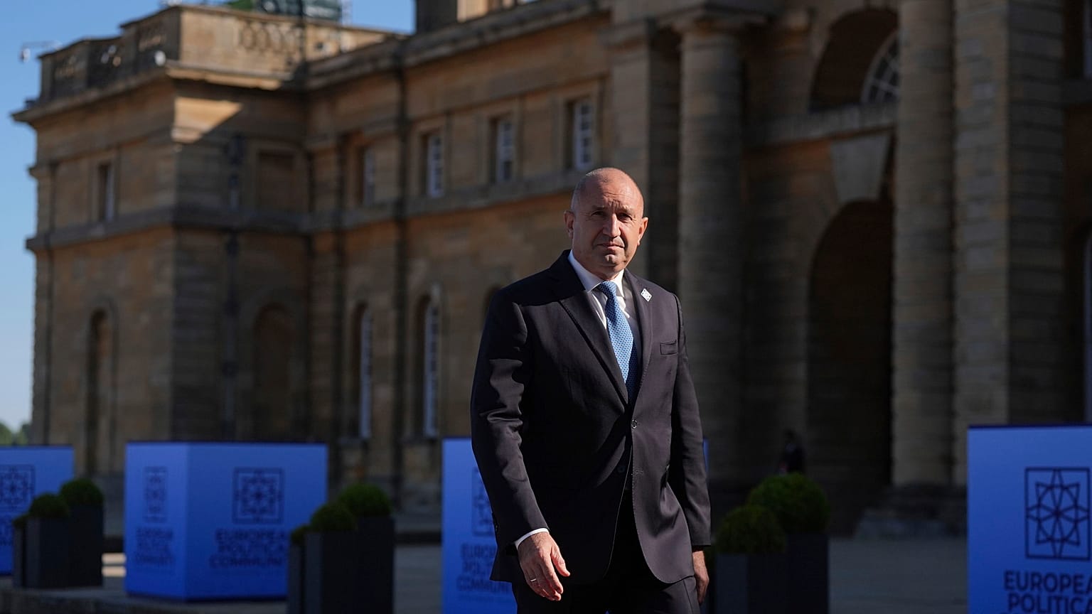 Bulgaristan Cumhurbaşkanı Rumen Radev, İngiltere'deki Blenheim Sarayı'nın önünde, 18 Temmuz 2024.