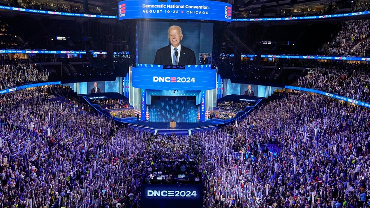 Biden elnök a kivetítőn a demokraták chichagói konvencióján