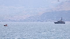 Rettungsboote suchen nach den Vermissten bei Sizilien.