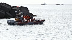 İtalyan dalgıçlar, altı kişiyi aramak için fırtınada batan süper yatın bulunduğu bölgeye dönen kurtarma ekiplerine doğru yöneliyor, 20 Ağustos, 2024.