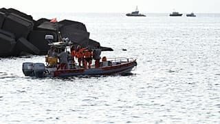İtalyan dalgıçlar, altı kişiyi aramak için fırtınada batan süper yatın bulunduğu bölgeye dönen kurtarma ekiplerine doğru yöneliyor, 20 Ağustos, 2024.
