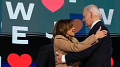 ABD BaşkanI Joe Biden, Demokratik Ulusal Kongre'nin ilk gününde Demokratların başkan adayı Başkan Yardımcısı Kamala Harris'e sarılıyor, Chicago, 19 Ağustos 2024..