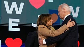 ABD BaşkanI Joe Biden, Demokratik Ulusal Kongre'nin ilk gününde Demokratların başkan adayı Başkan Yardımcısı Kamala Harris'e sarılıyor, Chicago, 19 Ağustos 2024..