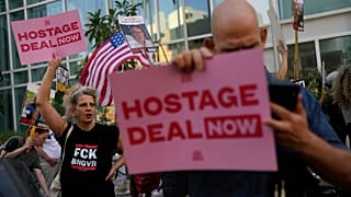 Manifestanti israeliani protestano fuori dall'hotel dove alloggiava Antony Blinken a Tel Aviv, in Israele, 19 agosto 2024