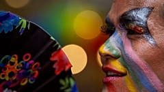 Participante tem cores pintadas no rosto enquanto as pessoas LGBTQ+ e os seus apoiantes se reúnem durante a parada anual do orgulho, em Katmandu, Nepal, 20 de agosto 2024