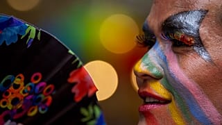 Participante tem cores pintadas no rosto enquanto as pessoas LGBTQ+ e os seus apoiantes se reúnem durante a parada anual do orgulho, em Katmandu, Nepal, 20 de agosto 2024