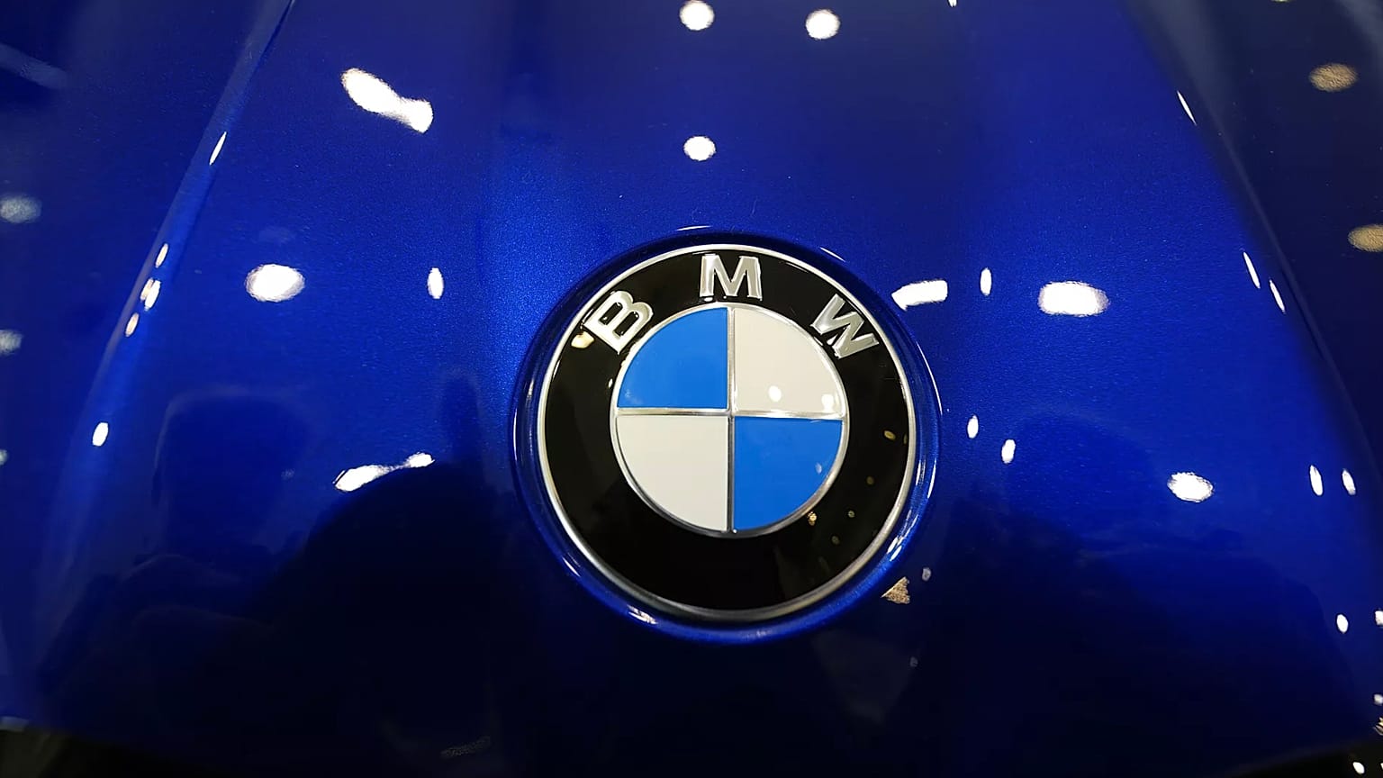 Şirket logosu, Highlands Ranch'teki Mini Honda BMW bayisinde yer alan bir aracın kaportasında parlıyor, 22 Temmuz 2024.