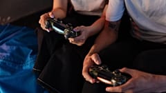 Personas sosteniendo los mandos de una consola de videojuegos