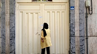 امرأة تقرأ إشعار إغلاق الشرطة الإيرانية على بوابة معهد لغة معتمد من السفارة الألمانية، شمال طهران، إيران، الثلاثاء 20 أغسطس 2024.