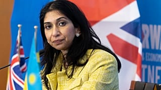 وزيرة الداخلية البريطانية السابقة سويلا برافرمان خلال مؤتمر صحفي في العاصمة كيغالي ، رواندا السبت 18 مارس 2023.