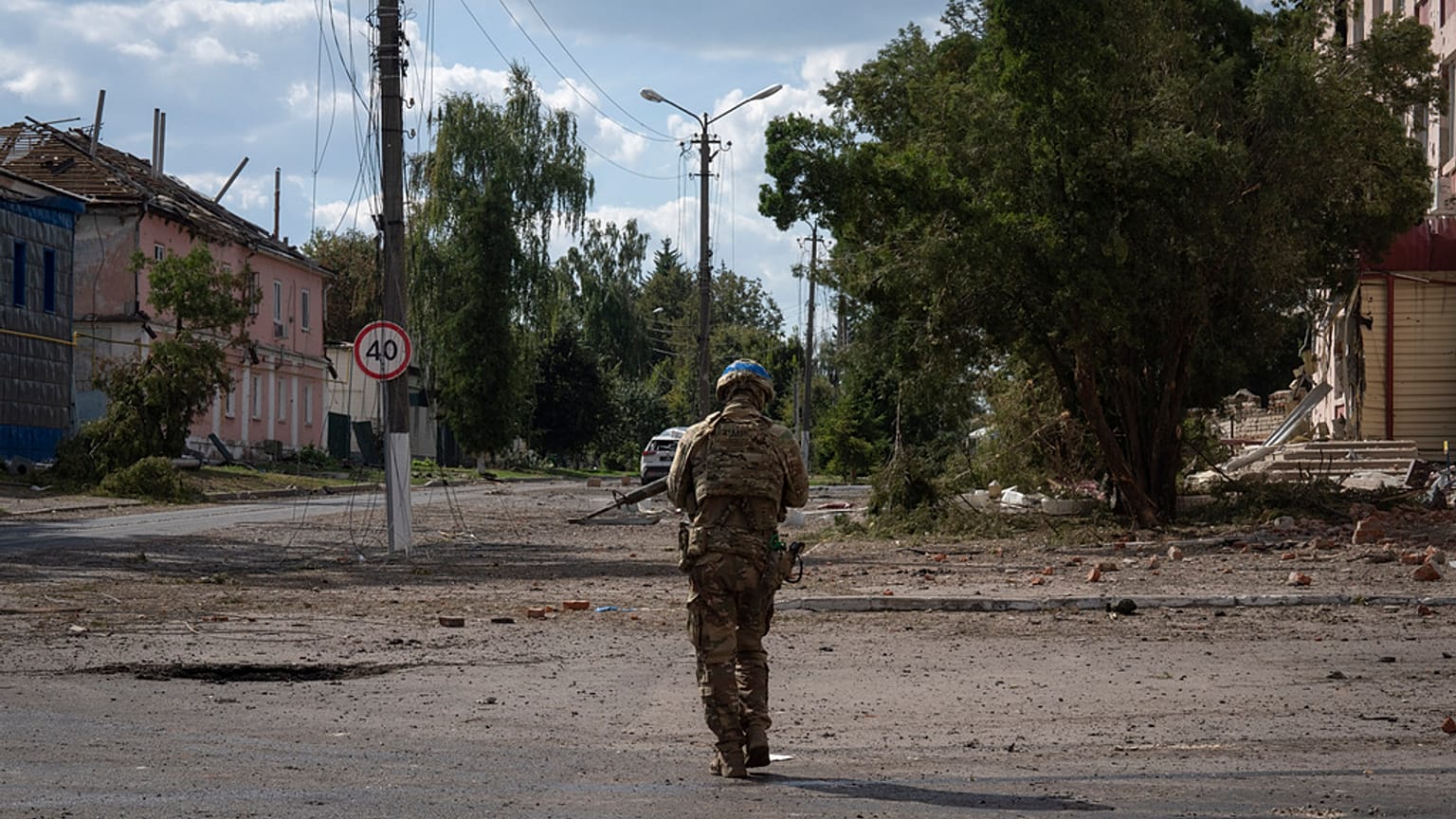 Ein ukrainischer Soldat geht am 16. August 2024 am Zentrum der russischen Stadt Sudscha in der Region Kursk vorbei. 