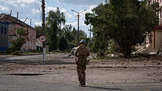 Um soldado ucraniano passa no centro da cidade de Sudzha, na região de Kursk, Rússia, sexta-feira, 16 de agosto de 2024.