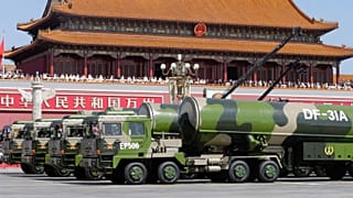 Çin'in askeri araçları, Tiananmen Kapısı'ndan DF-31A uzun menzilli füzeleri taşırken görüntüleniyor (Arşiv)