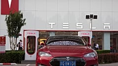 Un véhicule Tesla est garé devant une salle d'exposition à Pékin, en Chine, le mardi 22 mai 2018.