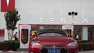 Un véhicule Tesla est garé devant une salle d'exposition à Pékin, en Chine, le mardi 22 mai 2018.